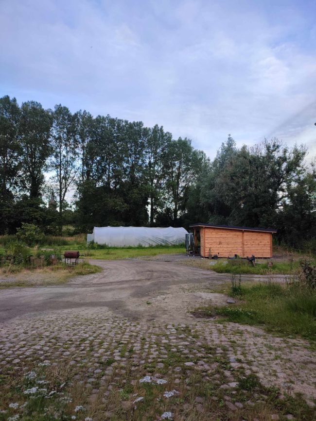 La colocation de la ferme au-delà l’eau cherche sa nouvelle recrue !