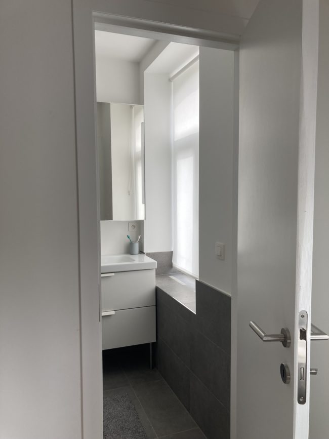 CHAMBRE AVEC DOUCHE PRIVATIVE – COLOCATION – PAPETERIES GENVAL