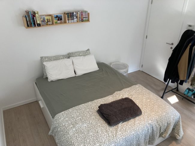 CHAMBRE AVEC DOUCHE PRIVATIVE – COLOCATION – PAPETERIES GENVAL